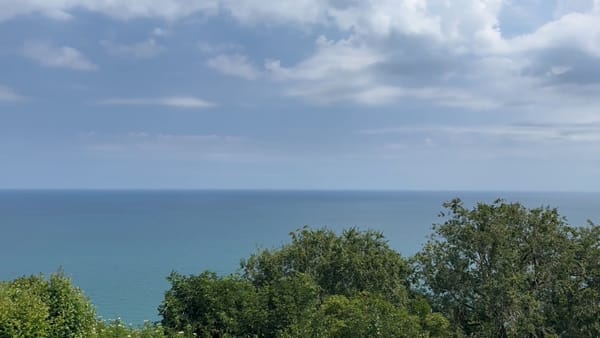 17. 7. 2025 Pozdrav z cesty V Proměny moře a významy slova dovolená.